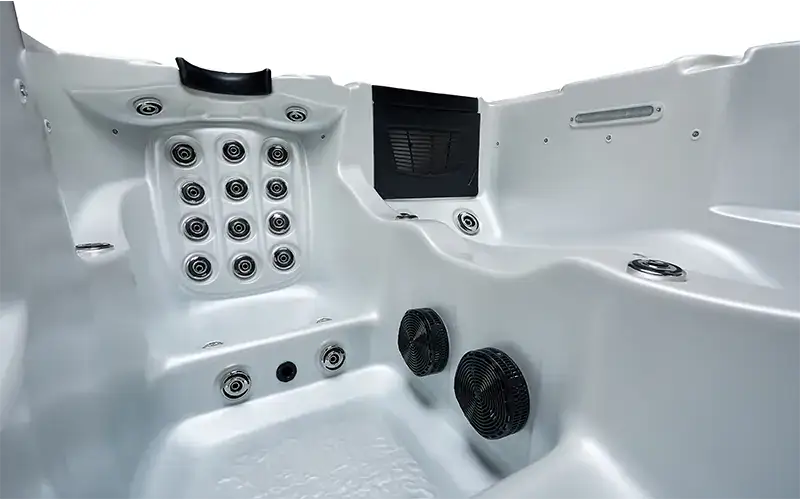 Vasca idromassaggio bianca con getti e pannello di controllo, dettagli moderni. Vasca idromassaggio bianca con getti, pannello di controllo e sedili ergonomici, ideale per wellness e relax.