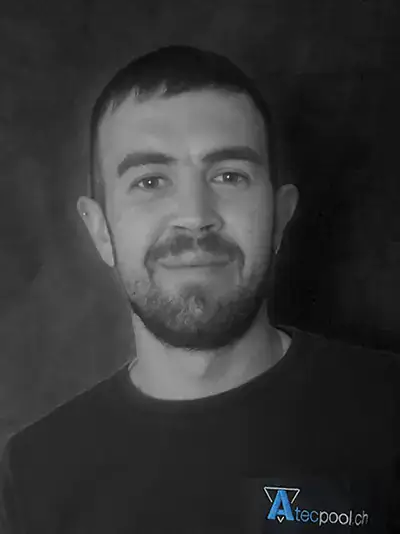 Piscina a sfioro in pietra naturale con illuminazione soffusa, ambiente wellness raffinato, Ticino.