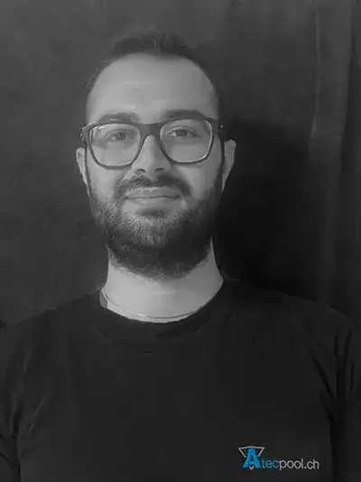 Piscina interrata con rivestimento in piastrelle blu, ambiente wellness elegante.